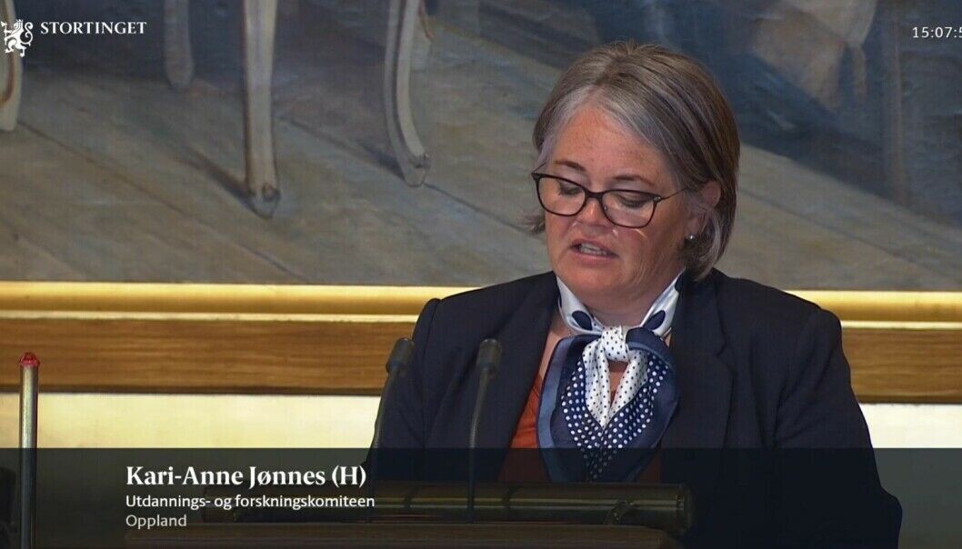 Kari-Anne Jønnes (H) vil blant annet vite hvilke styringssignaler statsråden ga styret i Forskningsrådet 10. mars og hva som hadde endret seg fram til han kastet styret 12. mai. Kari-Anne Jønnes (H) vil blant annet vite hvilke styringssignaler statsråden ga styret i Forskningsrådet 10. mars og hva som hadde endret seg fram til han kastet styret 12. mai.