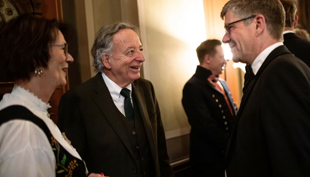 Dennis P. Sullivan (i midten) ble hedret av rektor ved Universitetet i Oslo, Svein Stølen (til h.) og preses i Videnskapsakademiet, Lise Øvreås. Dennis P. Sullivan (i midten) ble hedret av rektor ved Universitetet i Oslo, Svein Stølen (til h.) og preses i Videnskapsakademiet, Lise Øvreås.