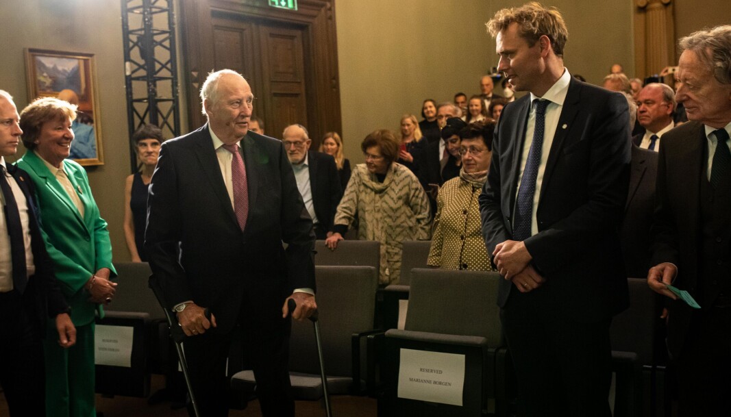 Både kong Harald og forsknings- og høyere utdanningsminister Ola Borten Moe (Sp) var til stede for å kaste glans over Abelprisvinneren. Både kong Harald og forsknings- og høyere utdanningsminister Ola Borten Moe (Sp) var til stede for å kaste glans over Abelprisvinneren.