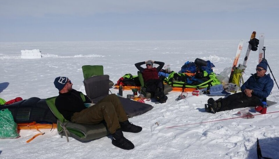 Etter å ha kommet seg 30 mil inn over isen, er det nå bom stopp for kronprins Haakon, Vegard Ulvang og de andre deltakerne på en ekspedisjon over Grønland.Paradoksalt nok er det finvær som skaper problemer for ekspedisjonen. De bruker kite og ski for å komme seg over isen, men plutselig har isen stilnet.