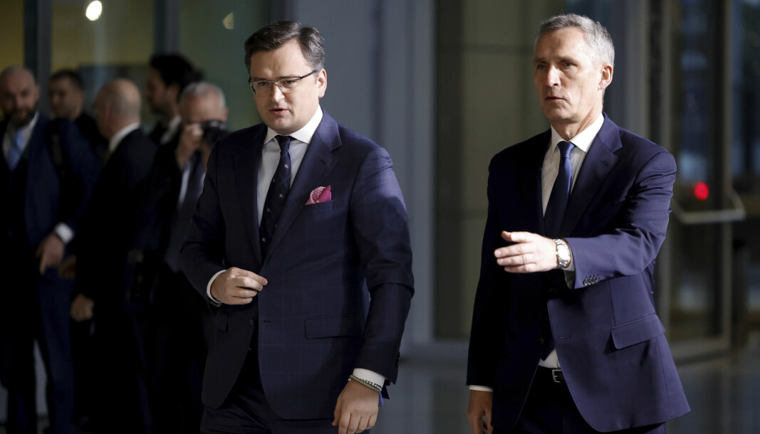 En ukrainske utenriksministeren Dmytro Kuleba sammen med Natos generalsekretær Jens Stoltenberg under et Nato-toppmøte i Brussel 7. april. På samme ga forsvarsministerne grønt lys for DIANA.