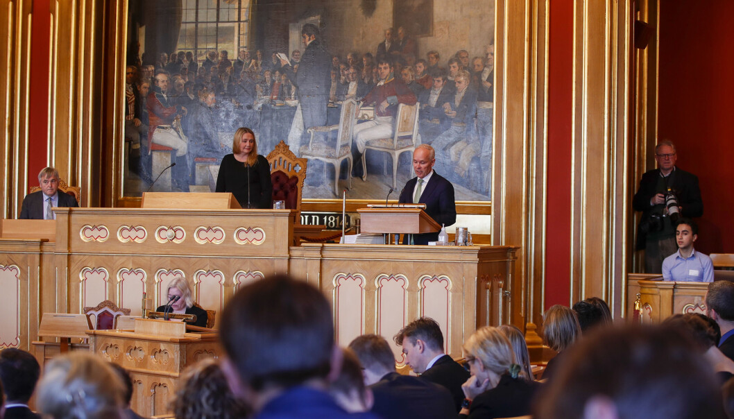 Daværende finansminister Jan Tore Sanner (H) la fram statsbudsjettet for 2022 i Stortinget 12. oktober 2021. Ett av forslagene innebærer en gjenbruk, eller dobbeltbruk, av allerede bevilgede penger fra Kunnskapsdepartementet til Forskningsrådet. Daværende finansminister Jan Tore Sanner (H) la fram statsbudsjettet for 2022 i Stortinget 12. oktober 2021. Ett av forslagene innebærer en gjenbruk, eller dobbeltbruk, av allerede bevilgede penger fra Kunnskapsdepartementet til Forskningsrådet.
