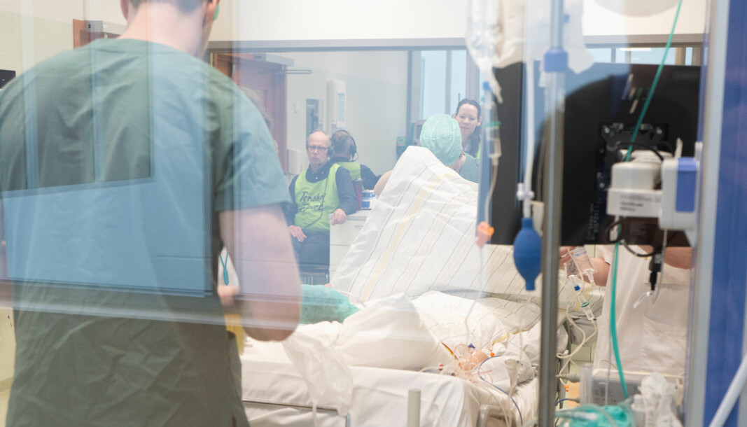 Anatomieksamen er for mange sykepleierstudenter den største kneika. Bildet er fra en øvelse for studenter i Fredrikstad. Personene på bildet er ikke relatert til artikkelen.