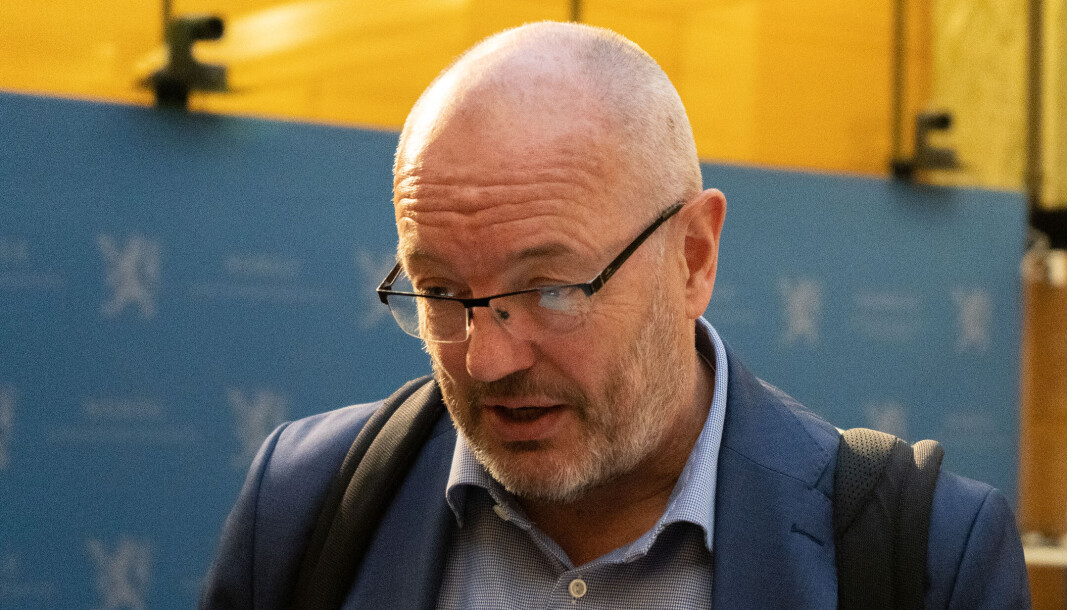 — I stedet for å drive et spill om svarteper, kan Finansdepartementet, Kunnskapsdepartementet, Forskningsrådet og forskningsinstitusjonene sette seg sammen og utarbeide løsningen på hvor de mangeårige bevilgningene skal ligge, sier styreleder Gunnar Bovim i Innovasjon Norge i en kommentar til finansieringsproblemene i Forskningsrådet. — I stedet for å drive et spill om svarteper, kan Finansdepartementet, Kunnskapsdepartementet, Forskningsrådet og forskningsinstitusjonene sette seg sammen og utarbeide løsningen på hvor de mangeårige bevilgningene skal ligge, sier styreleder Gunnar Bovim i Innovasjon Norge i en kommentar til finansieringsproblemene i Forskningsrådet.