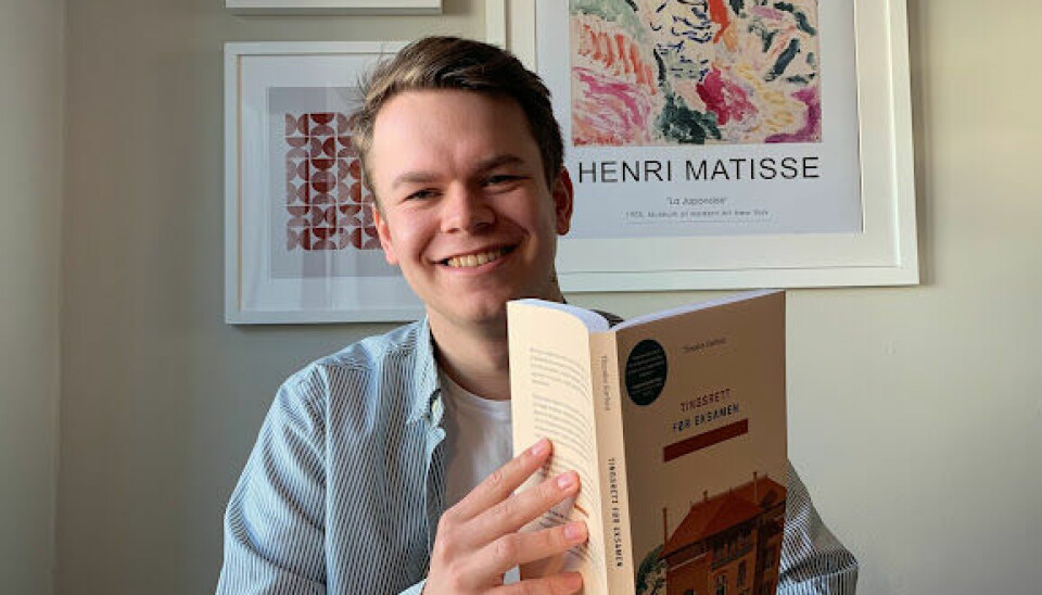 Forfatteren og studenten Theodor Karlsen med sin egen ferske bok.