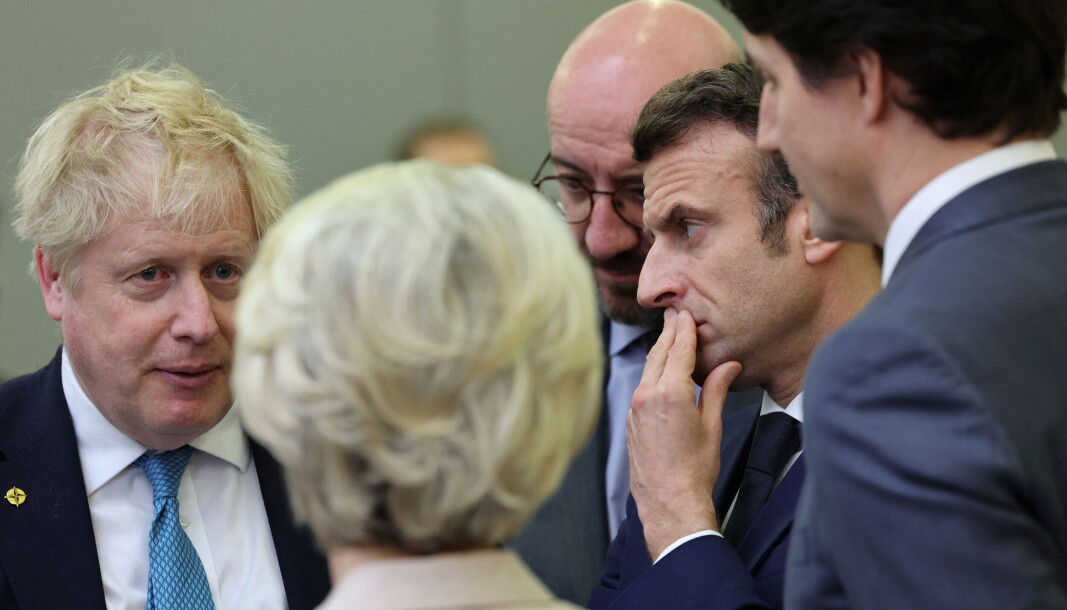 Storbritannias statsminister Boris Johnson i samtale med EU-kommisjonens president Ursula von der Leyen, med EU-rådets president Charles Michel, Frankrikes president Emmanuel Macron og Canadas statsminister Justin Trudeau som tilskuere, før et G7-møte i Brussel i mars. Storbritannias statsminister Boris Johnson i samtale med EU-kommisjonens president Ursula von der Leyen, med EU-rådets president Charles Michel, Frankrikes president Emmanuel Macron og Canadas statsminister Justin Trudeau som tilskuere, før et G7-møte i Brussel i mars.