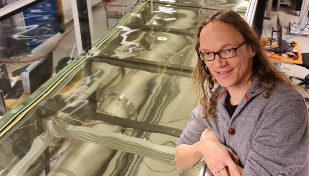Simen A. Ellingsen ved en vanntunnel i Strømningstekniske laboratorier på NTNU. Vanntunnelen skal brukes i prosjektet han nå får støtte til. Simen A. Ellingsen ved en vanntunnel i Strømningstekniske laboratorier på NTNU. Vanntunnelen skal brukes i prosjektet han nå får støtte til.