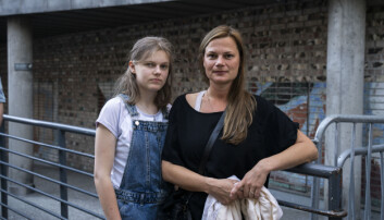 Ieva Rudzite (til h.) er en ivrig lytter på podkasten til Peterson. Her med datteren Anna Sofija.
