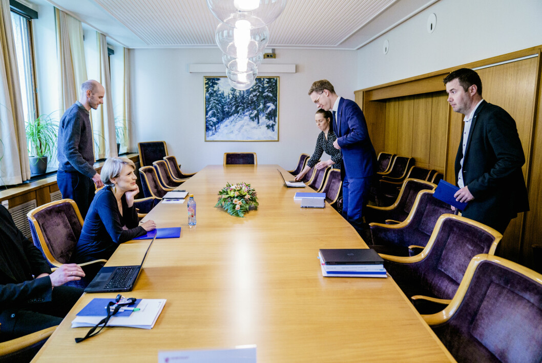 Kari Elisabeth Kaski (Sv), Eigil Knutsen (Ap) og Geir Pollestad (Sp) under første møte i forhandlingene om revidert nasjonalbudsjett i statsrådssalen på Stortinget.