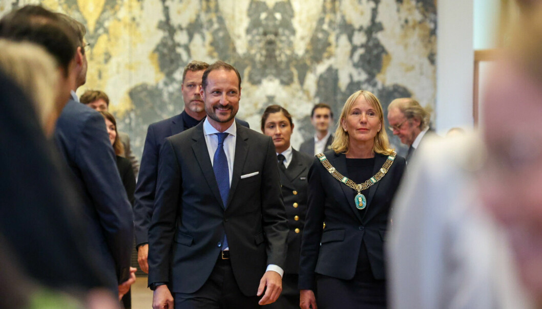 H.K.H Kronprins Haakon og rektor ved Universitetet i Bergen, Margareth Hagen.
