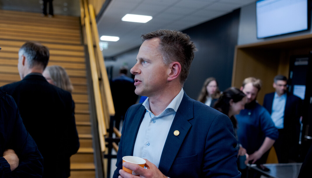 — I mi tid har det vore stabilt, seier universitetsdirektør Robert Rastad. Kommunikasjonsavdelinga ved UiB har vore prega av manglande kontinuitet og mellombels styring i fleire år. — I mi tid har det vore stabilt, seier universitetsdirektør Robert Rastad. Kommunikasjonsavdelinga ved UiB har vore prega av manglande kontinuitet og mellombels styring i fleire år.