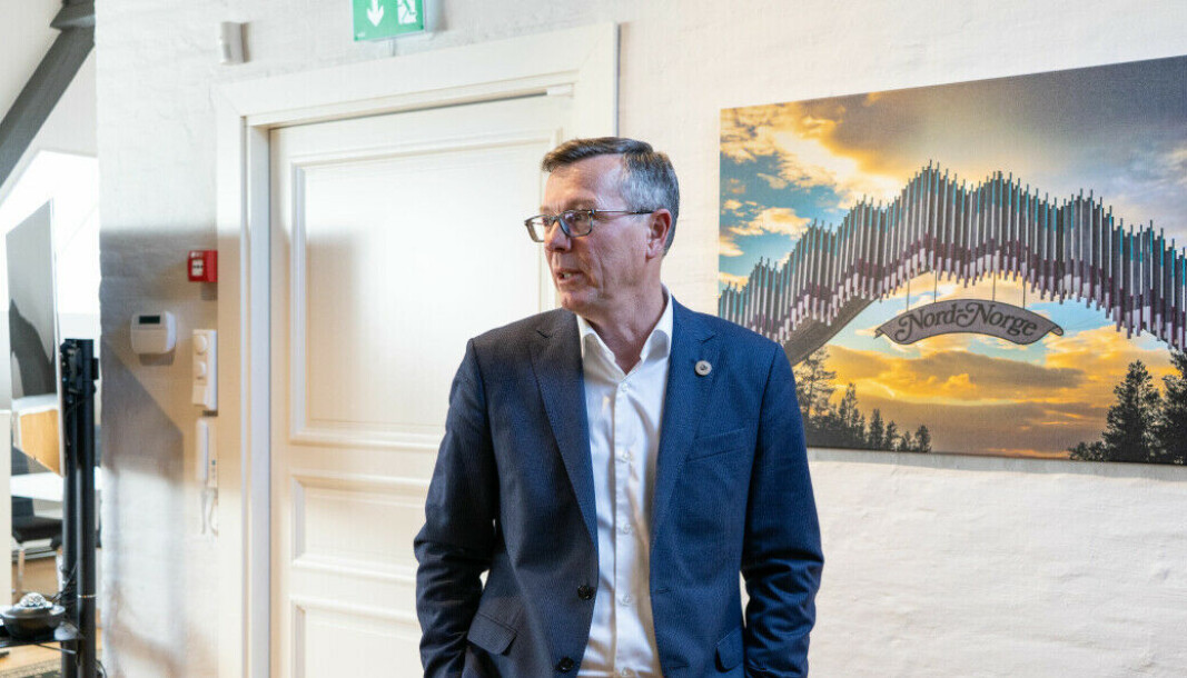 Rektor Dag Rune Olsen ser seg nødt til å foreslå kutt i UiTs budsjetter, etter å ha fått nei til at Statsbygg eller Kunnskapsdepartementet dekker merkostnader ved forisnkelser ved Avdeling for komparativ medisin.Click to add image caption Rektor Dag Rune Olsen ser seg nødt til å foreslå kutt i UiTs budsjetter, etter å ha fått nei til at Statsbygg eller Kunnskapsdepartementet dekker merkostnader ved forisnkelser ved Avdeling for komparativ medisin.Click to add image caption