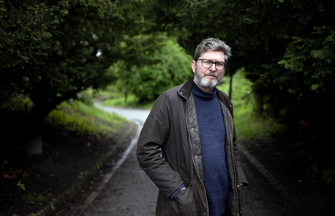— Jeg mener at hvis man skal skrive om folk i fortiden så må man til en viss grad trykke dem til sitt bryst. Det høres kanskje naivt ut, men man må liksom være der med dem, sier Bergsveinn Birgisson. — Jeg mener at hvis man skal skrive om folk i fortiden så må man til en viss grad trykke dem til sitt bryst. Det høres kanskje naivt ut, men man må liksom være der med dem, sier Bergsveinn Birgisson.