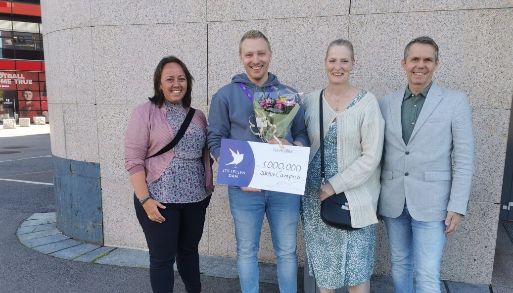 Mandag ble prosjektleder Atle Rolstadaas overrasket med penger fra Dam. Her sammen med Dams kommunikasjonssjef Hege Bjørnsdatter Braaten (t.v) og Charlotte Elvedal og Werner Fredriksen fra Rådet for psykisk helse (t.h) Mandag ble prosjektleder Atle Rolstadaas overrasket med penger fra Dam. Her sammen med Dams kommunikasjonssjef Hege Bjørnsdatter Braaten (t.v) og Charlotte Elvedal og Werner Fredriksen fra Rådet for psykisk helse (t.h)