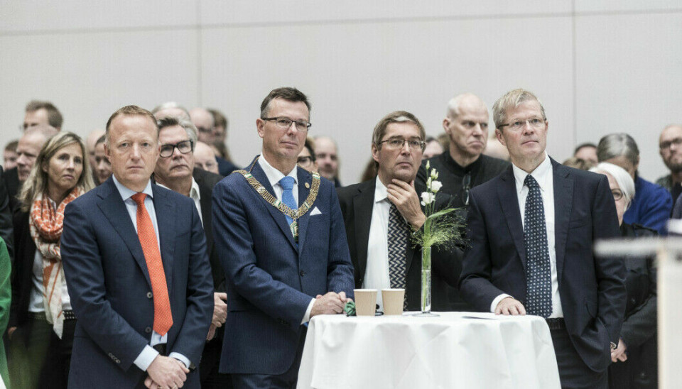 Dåverande rektor Dag Rune Olsen og dekan Frode Thorsen (nr. tre frå venstre) flankert av adm.dir. i Statsbygg, Harald Nikolaisen, og departementsråd Petter Skarheim under opning av nytt fakultetsbygg i 2017.
