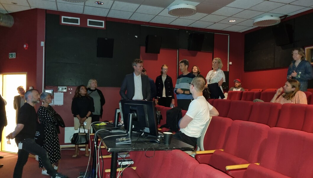 Borten Moe var innom et av filmrommene og sjekket status på arbeidet til filmstudent Thomas Staugaard. Borten Moe var innom et av filmrommene og sjekket status på arbeidet til filmstudent Thomas Staugaard.