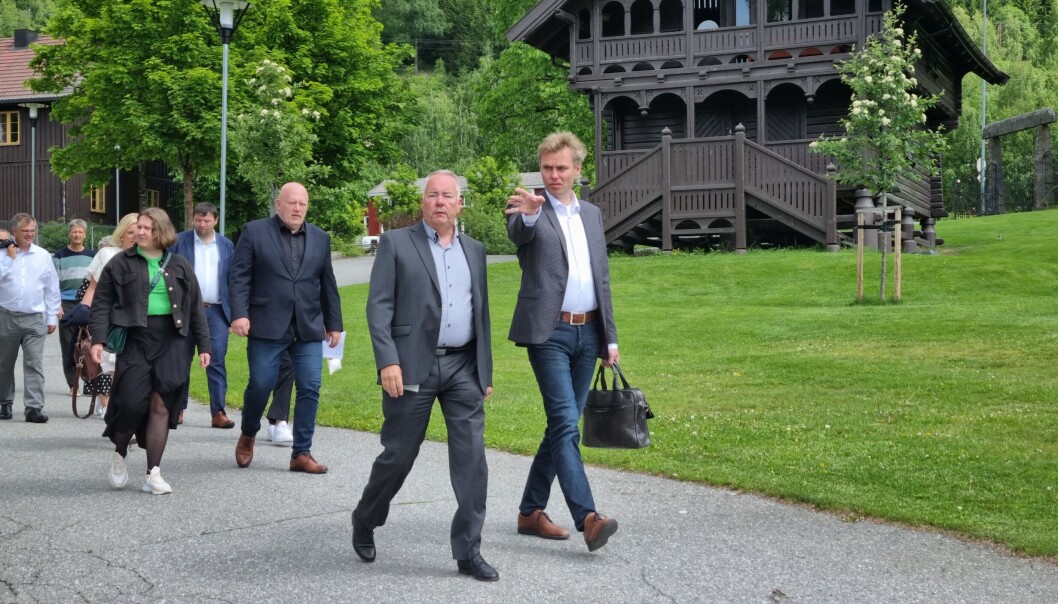 Eiendomssjef Jan Aasen viste stolt frem campus Lillehammer til Ola Borten Moe. Eiendomssjef Jan Aasen viste stolt frem campus Lillehammer til Ola Borten Moe.
