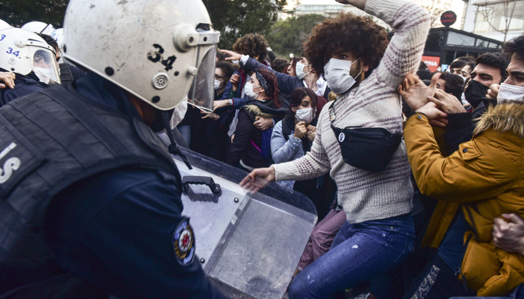 Flere hundre studenter ble arrestert under protestene etter at Tyrkias president Recep Tayyip Erdogan utnevnte en rektor fra eget parti til et av landets mest prestisjetunge universiteter. Flere hundre studenter ble arrestert under protestene etter at Tyrkias president Recep Tayyip Erdogan utnevnte en rektor fra eget parti til et av landets mest prestisjetunge universiteter.