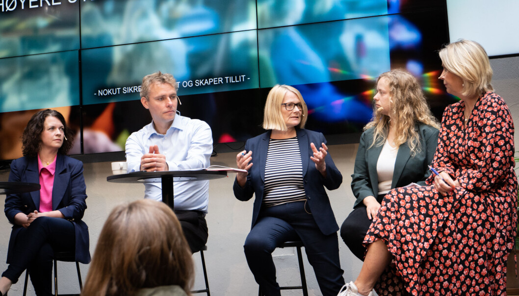 Leder av Universitet- og høgskolerådet, Sunniva Whittaker (i midten), mener det er viktig at studietilbudet i distriktene blir like godt som det er på campus. Leder av Universitet- og høgskolerådet, Sunniva Whittaker (i midten), mener det er viktig at studietilbudet i distriktene blir like godt som det er på campus.