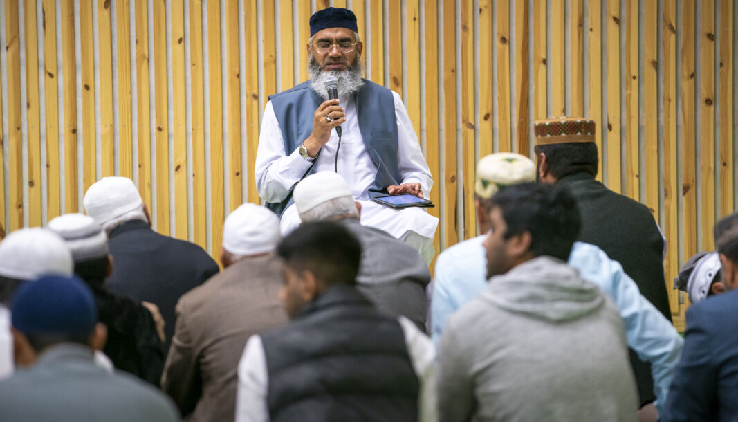 Imam Syed Mohammad Ashraf på Rykkinn skole der han holder fredagsbønn. Ungen Høyre vil at universitetene skal utdanne imamer. Imam Syed Mohammad Ashraf på Rykkinn skole der han holder fredagsbønn. Ungen Høyre vil at universitetene skal utdanne imamer.