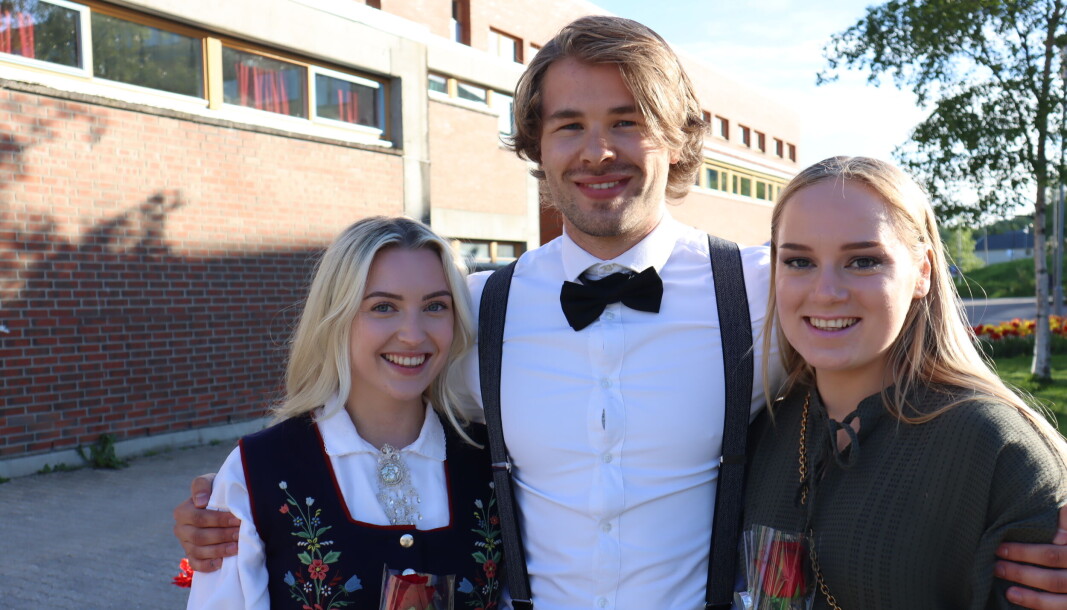 Disse tre er ferdigutdannet som lærere. Nå skal de vlogge om det. Fra venstre Freyja Hansen-Turner, Gunnar Svingen og June Celia Pedersen Disse tre er ferdigutdannet som lærere. Nå skal de vlogge om det. Fra venstre Freyja Hansen-Turner, Gunnar Svingen og June Celia Pedersen