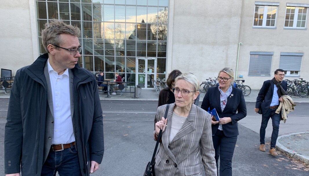 Rektor Anne Borg ved NTNU sier hun forstår at det er behov for å kutte kostnader i byggeprosjekter. Her er hun vertskap ved et besøk fra forsknings og høyere utdanningsminister Ola Borten Moe. Nå har Borten Moe kuttet campussamlingsprosjektet hos NTNU til det halve av det opprinnelige budsjettet. Rektor Anne Borg ved NTNU sier hun forstår at det er behov for å kutte kostnader i byggeprosjekter. Her er hun vertskap ved et besøk fra forsknings og høyere utdanningsminister Ola Borten Moe. Nå har Borten Moe kuttet campussamlingsprosjektet hos NTNU til det halve av det opprinnelige budsjettet.