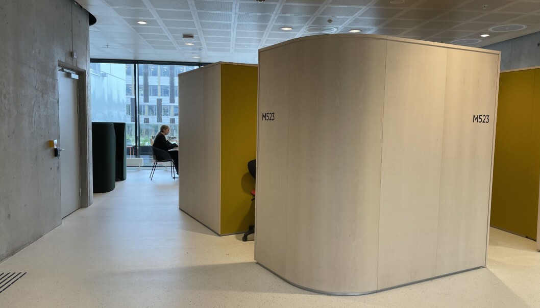 Den åpne kontorløsningen i nybygget på Høgskulen på Vestlandet har ikke falt i smak blant de vitenskapelig ansatte. Den åpne kontorløsningen i nybygget på Høgskulen på Vestlandet har ikke falt i smak blant de vitenskapelig ansatte.