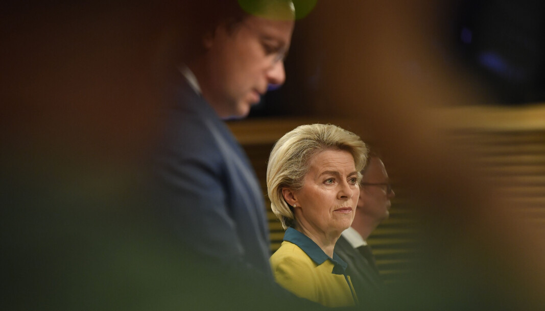 EU-kommisjonens leder Ursula von der Leyen er under press fra en bred forskningsfront. EU-kommisjonens leder Ursula von der Leyen er under press fra en bred forskningsfront.