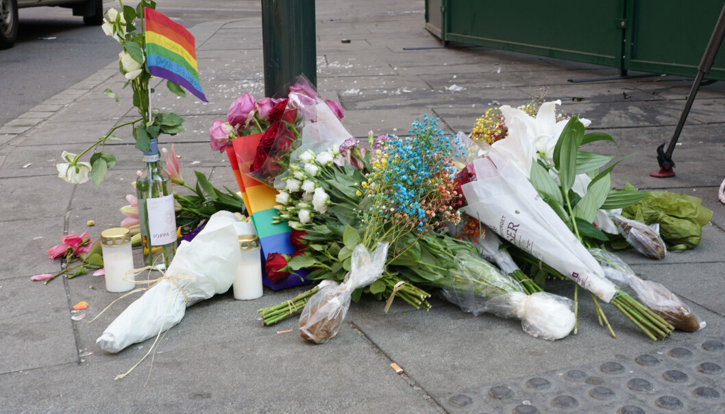 Folk har lagt ned blomster og pride-flagg etter det i natt ble avfyrt flere skudd i 1.15-tiden på utsiden av London pub i sentrum av Oslo, der flere ble skadd og to drept. Folk har lagt ned blomster og pride-flagg etter det i natt ble avfyrt flere skudd i 1.15-tiden på utsiden av London pub i sentrum av Oslo, der flere ble skadd og to drept.