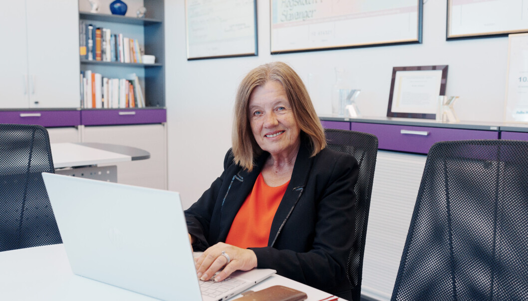 Kontoret Anne Selnes forlater ved Universitetet i Stavanger er nærmest tapetesert med gavesjekker til det som til slutt ble Universitetet i Stavanger. Kontoret Anne Selnes forlater ved Universitetet i Stavanger er nærmest tapetesert med gavesjekker til det som til slutt ble Universitetet i Stavanger.