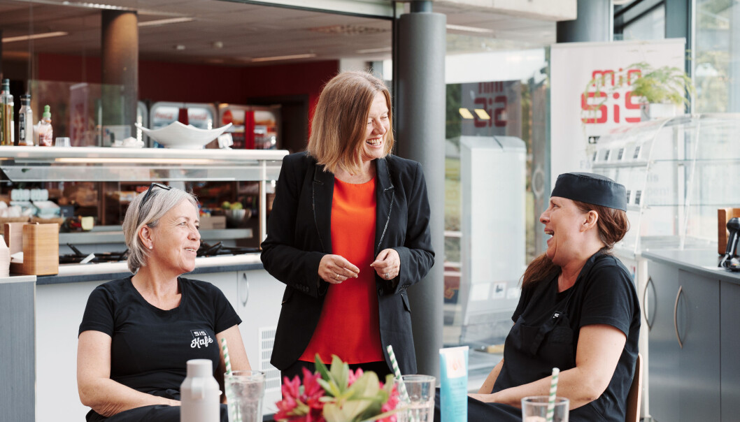 Anne Selnes (i midten) har stor forståelse for høgskolene som protesterte på endring av kriteriene for å bli universitet i 2015 Anne Selnes (i midten) har stor forståelse for høgskolene som protesterte på endring av kriteriene for å bli universitet i 2015