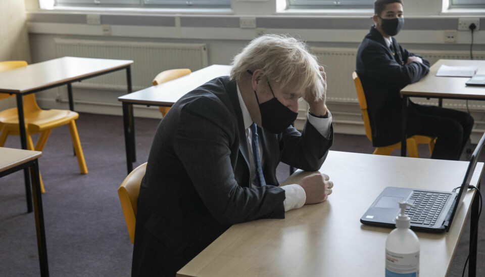 Statsminister Boris Johnson på skolebenken våren 2021 for å se på forberedelsene for ´å få elevene tilbake på skolene. Nå advares han om situasjonen for universitetene.