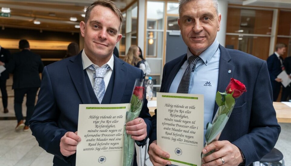 Jone Slettli saman med faren sin Fred Erik Fredley med bevisa på at dei no er ferdigutdanna juristar.
