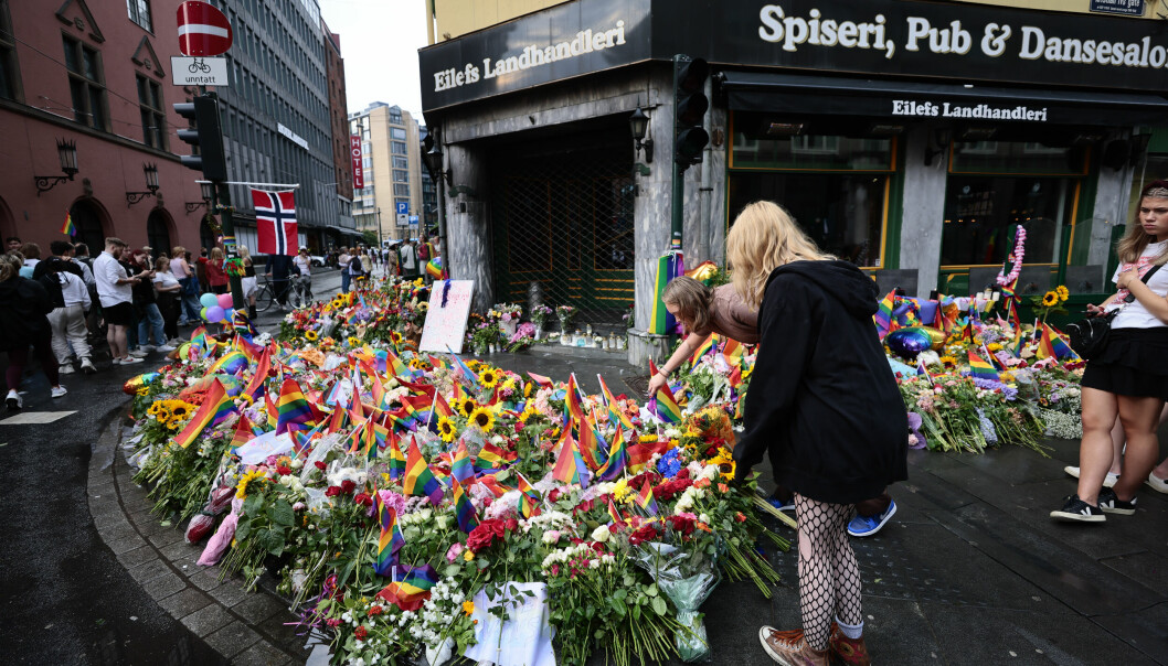 Det ble lagt ned både blomster, kort og andre gjenstander i Oslo sentrum etter skytingen natt til 25. juni. Nå skal hilsener taes vare på for ettertiden.