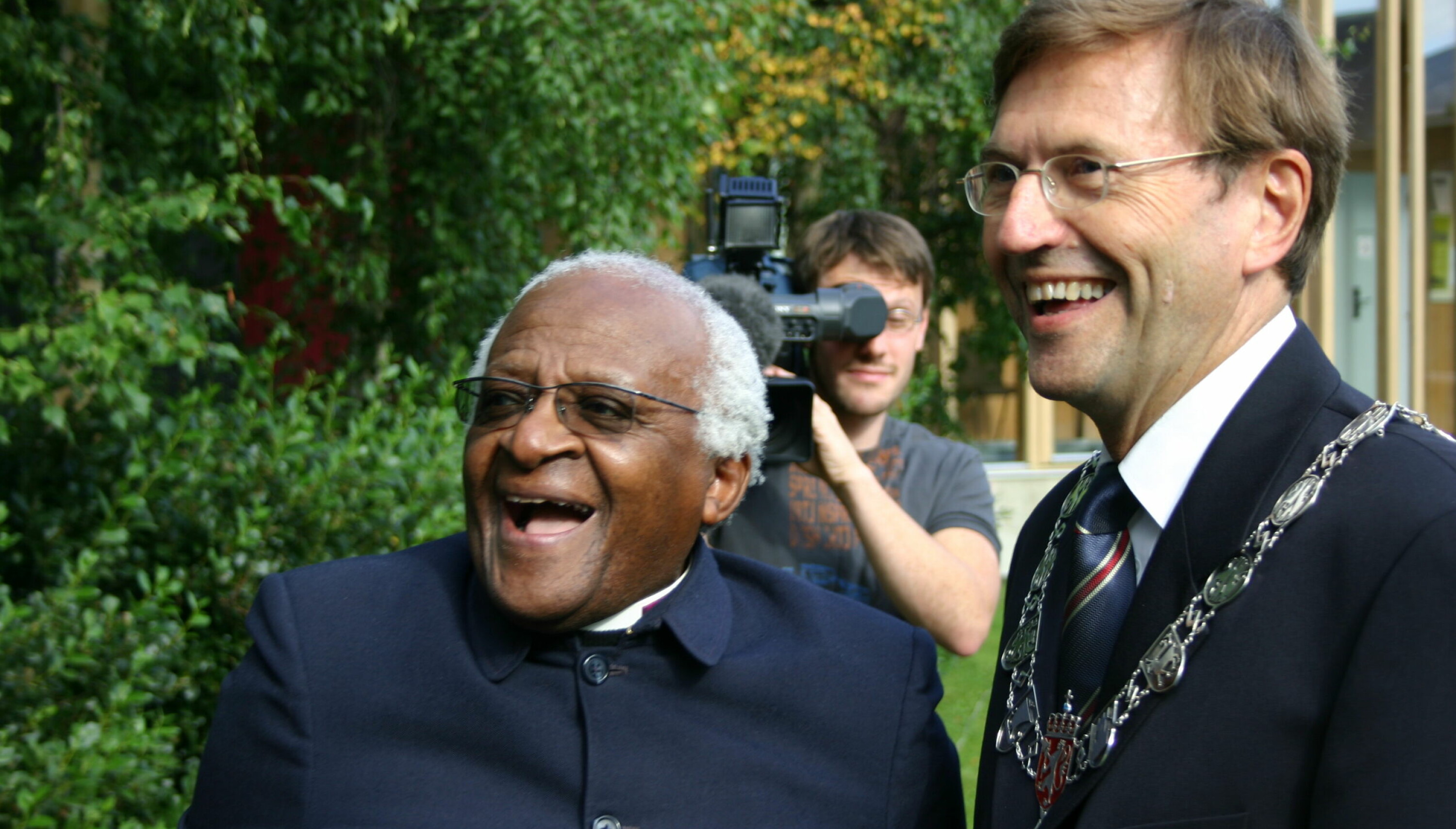 Møtet med den sørafrikanske kyrkjeleiaren og menneskerettsforkjemparen Desmond Tutu, i Tromsø i 2007, er blant høgdepunkta i Jarle Aarbakkes rektorkarriere. Tutu vart æresdoktor ved UiT i 1993.