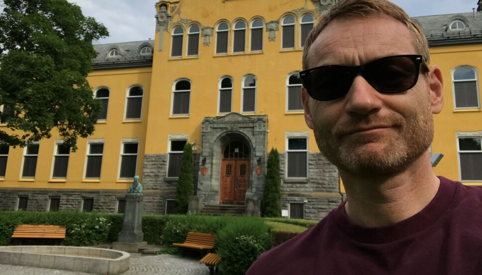 Jørgen Klein er klar for sommaren. Her utanfor EC Dahls stiftelse, som no husar Institutt for lærerutdanning på Campus Kalvskinnet i Trondheim Jørgen Klein er klar for sommaren. Her utanfor EC Dahls stiftelse, som no husar Institutt for lærerutdanning på Campus Kalvskinnet i Trondheim