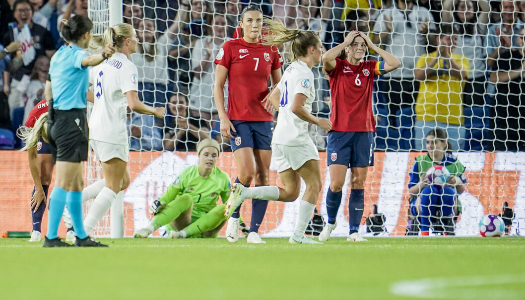 Norges Guro Pettersen, Ingrid Syrstad Engen og Maren Mjelde fortviler etter 7-0 målet under gruppespillkampen mellom England og Norge under fotball EM for kvinner 2022. Norges Guro Pettersen, Ingrid Syrstad Engen og Maren Mjelde fortviler etter 7-0 målet under gruppespillkampen mellom England og Norge under fotball EM for kvinner 2022.