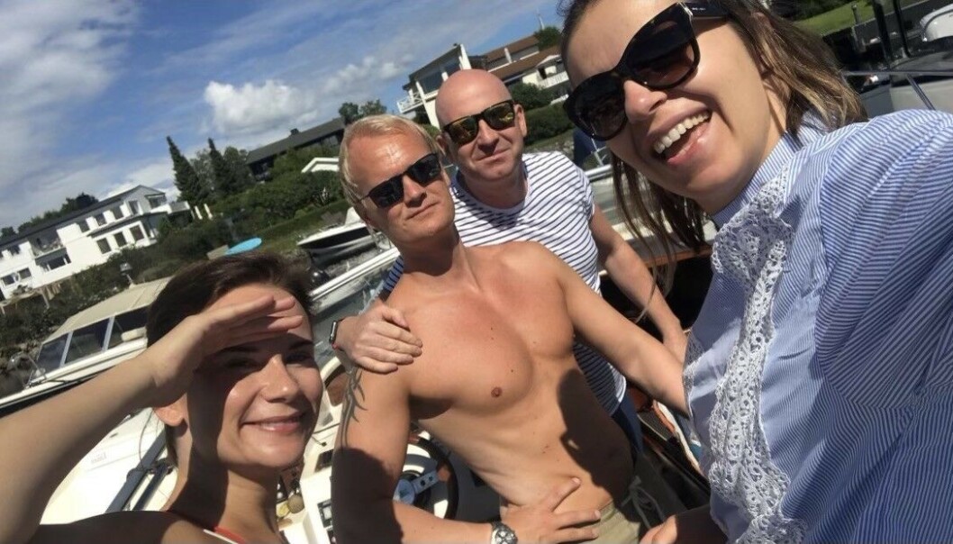 Jusprofessor Hans Fredrik Marthinussen (i midten) med venner i sommermodus. Jusprofessor Hans Fredrik Marthinussen (i midten) med venner i sommermodus.