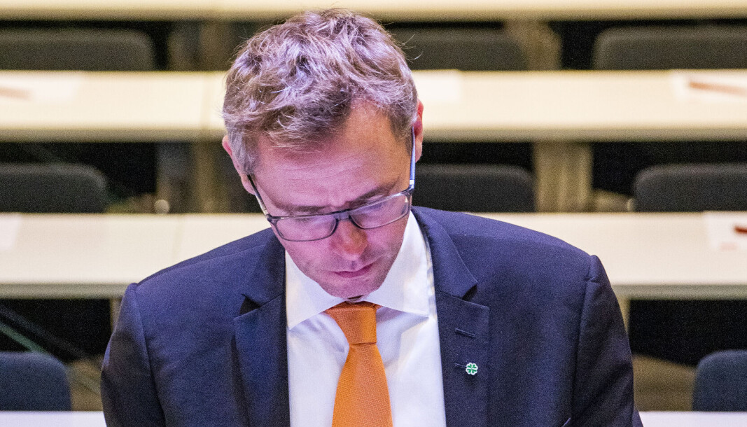 I Khrono datert 25. mai gir tidligere direktør i Forskningsrådet, Arvid Hallén, en lærerik gjennomgang av dilemmaer som har ført til dagens krise. Har Moe lest og forstått dette, spør tidligere rektor ved NTNU, Eivind Hiis Hauge. I Khrono datert 25. mai gir tidligere direktør i Forskningsrådet, Arvid Hallén, en lærerik gjennomgang av dilemmaer som har ført til dagens krise. Har Moe lest og forstått dette, spør tidligere rektor ved NTNU, Eivind Hiis Hauge.