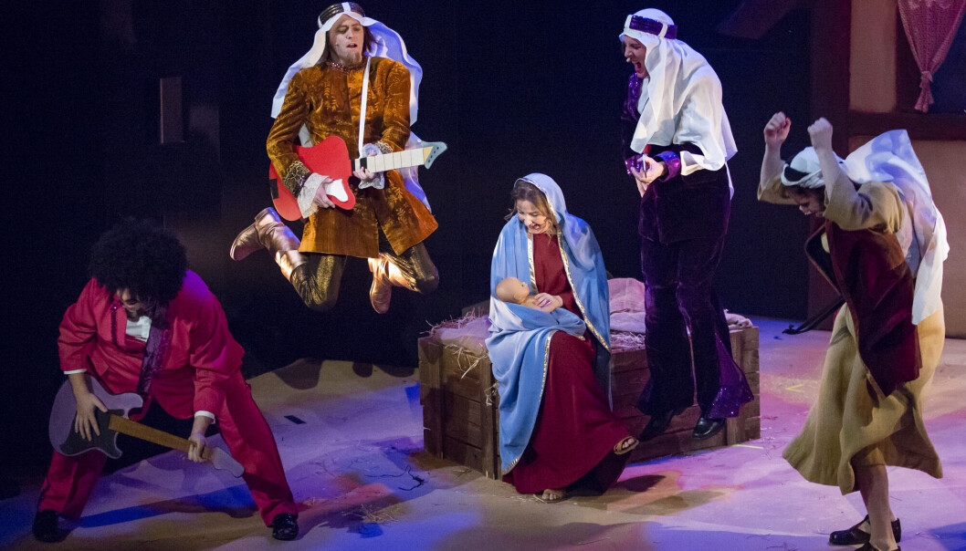 Gullvåg, her hoppende med gitar, har spilt i en lang rekke forestillinger ved Trøndelag Teater de siste årene. Her fra forestillingen Juleevangeliet. Gullvåg, her hoppende med gitar, har spilt i en lang rekke forestillinger ved Trøndelag Teater de siste årene. Her fra forestillingen Juleevangeliet.
