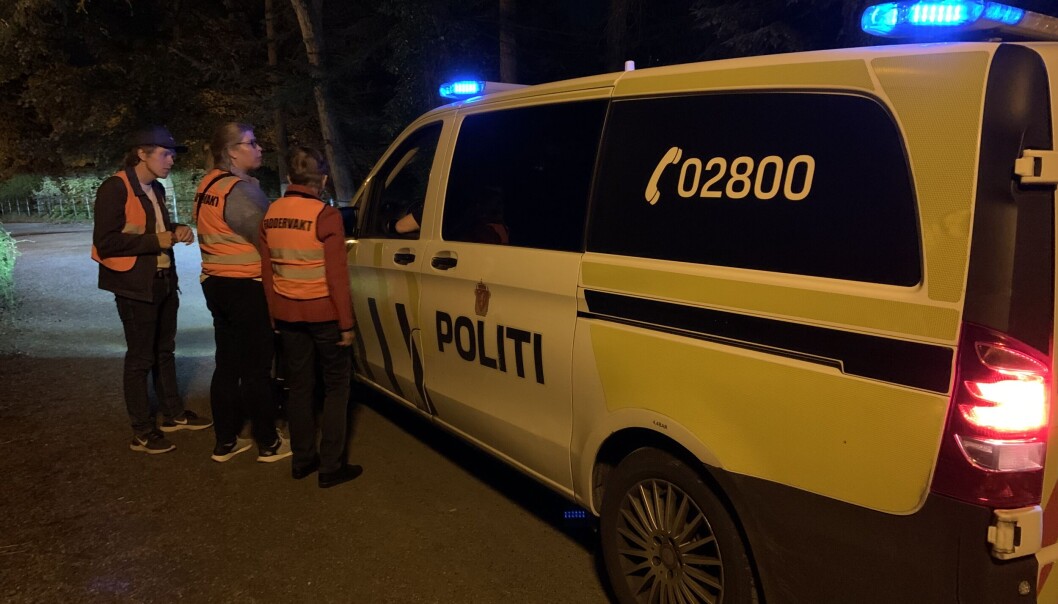 Politiet på patrulje i Bergen sentrum under fadderuken i 2021. Her er det faddervaktene Gard Skulstad Johanson, Kikki Kleiven og Kjersti Fløttum som slår av en prat. Politiet på patrulje i Bergen sentrum under fadderuken i 2021. Her er det faddervaktene Gard Skulstad Johanson, Kikki Kleiven og Kjersti Fløttum som slår av en prat.