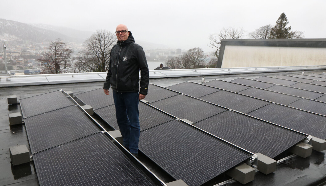 - Det blir brutalt framover, spår overingeniør Steinar Sundberg. Da kommer universitetets satsing på solceller godt med - Det blir brutalt framover, spår overingeniør Steinar Sundberg. Da kommer universitetets satsing på solceller godt med