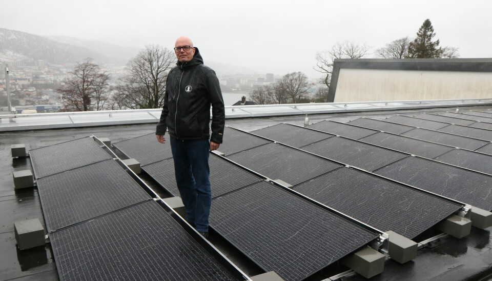 Ved UiB er de glade for sin satsing satser på solceller på takene. På taket ser vi overingeniør Steinar Sundberg.
