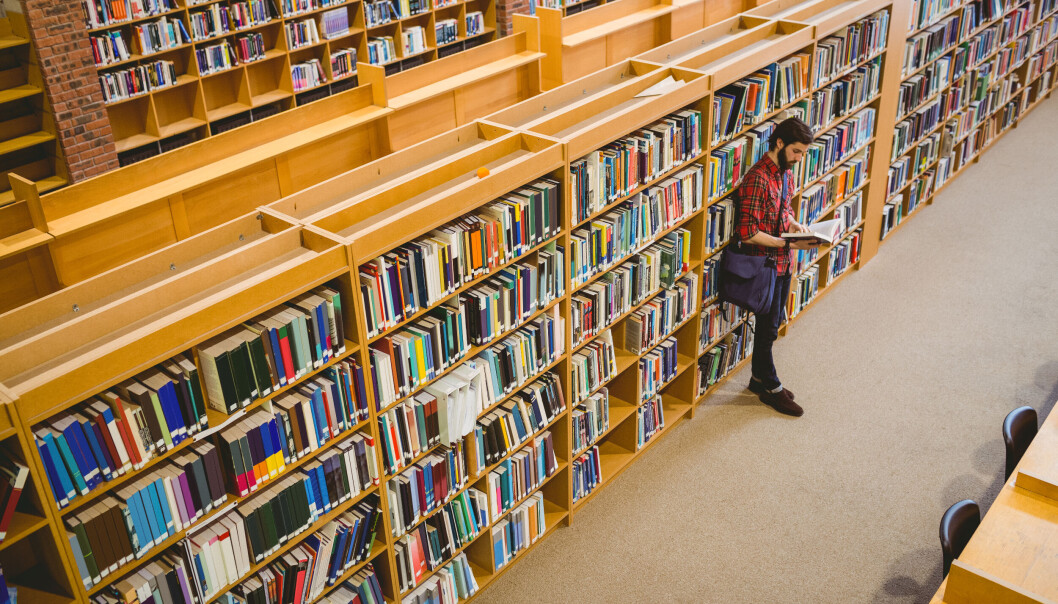 En ny rapport ber universiteter i Storbritannia om å ta mer ansvar for å forhindre hjemløshet blant sine studenter. En ny rapport ber universiteter i Storbritannia om å ta mer ansvar for å forhindre hjemløshet blant sine studenter.