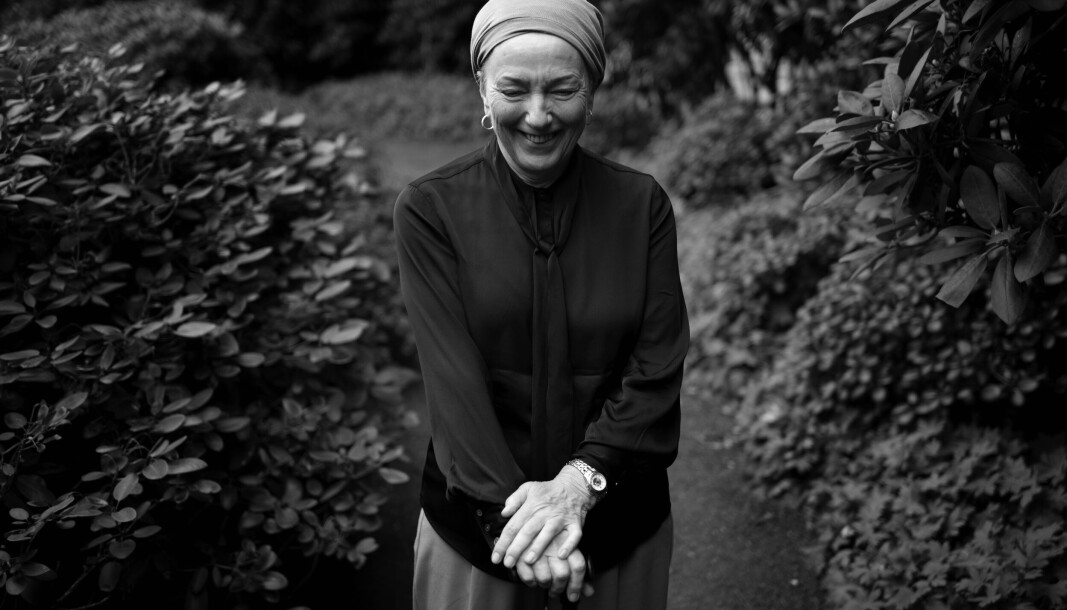 Ho har ikkje skjelvingane som ein gjerne tenkjer at dei med Parkinson får, Siri Meyer. Men kroppen har stivna og det er vanskelegare enn før å bevega seg. Ho har ikkje skjelvingane som ein gjerne tenkjer at dei med Parkinson får, Siri Meyer. Men kroppen har stivna og det er vanskelegare enn før å bevega seg.