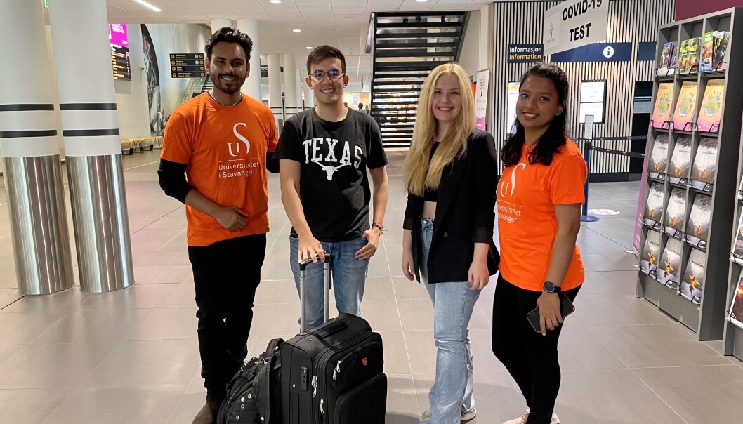 Det er internasjonale studenter i foreningen International Students' Union of Stavanger (ISU) som er i velkomstkomiteen. Her er Nasiful Alam (ISU), masterstudent Santiago fra Colombia, Hazal (ISU) og Rumana Islam (ISU) Det er internasjonale studenter i foreningen International Students' Union of Stavanger (ISU) som er i velkomstkomiteen. Her er Nasiful Alam (ISU), masterstudent Santiago fra Colombia, Hazal (ISU) og Rumana Islam (ISU)
