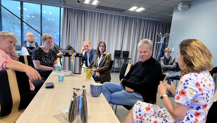 En lyttende Erna Solberg var enig med nobelprisvinnerne om hvor alvorlig situasjonen for grunnforskning er. En lyttende Erna Solberg var enig med nobelprisvinnerne om hvor alvorlig situasjonen for grunnforskning er.