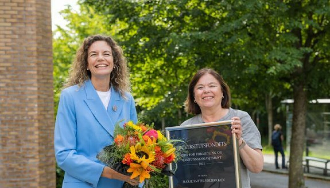 Marie Smith-Solbakken (til høyre) fikk overrakt prisen av daglig leder Cecilie Claviez.