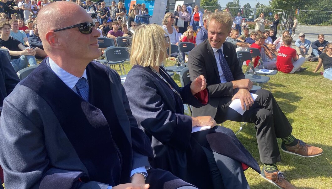 Ola Borten Moe fikk med seg semesteråpinngen både i Kristiansand og her i Grimstad mandag. Her er han sammen med viserektor Morten Brekke og rektor Sunniva Whittaker, begge i nye rektorkapper i ull og fløyel.. Ola Borten Moe fikk med seg semesteråpinngen både i Kristiansand og her i Grimstad mandag. Her er han sammen med viserektor Morten Brekke og rektor Sunniva Whittaker, begge i nye rektorkapper i ull og fløyel..