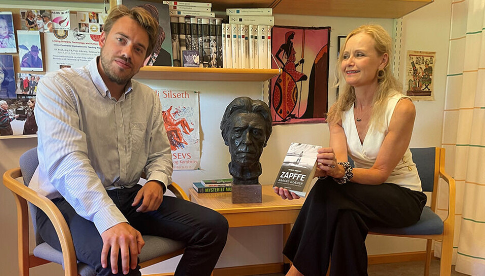 Vinneren av Zapffe-prisen 2022, Carl Tollef Solberg, her sammen med leder av priskomitéen Inga Bostad. I midten ser vi en byste av Peter Wessel Zapffe.